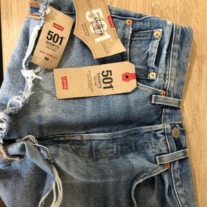 High wasted Levi’s light wash shorts